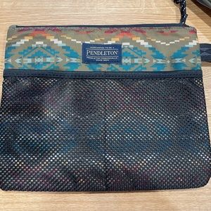 Pendleton padded zipper pouch set. New with tags.